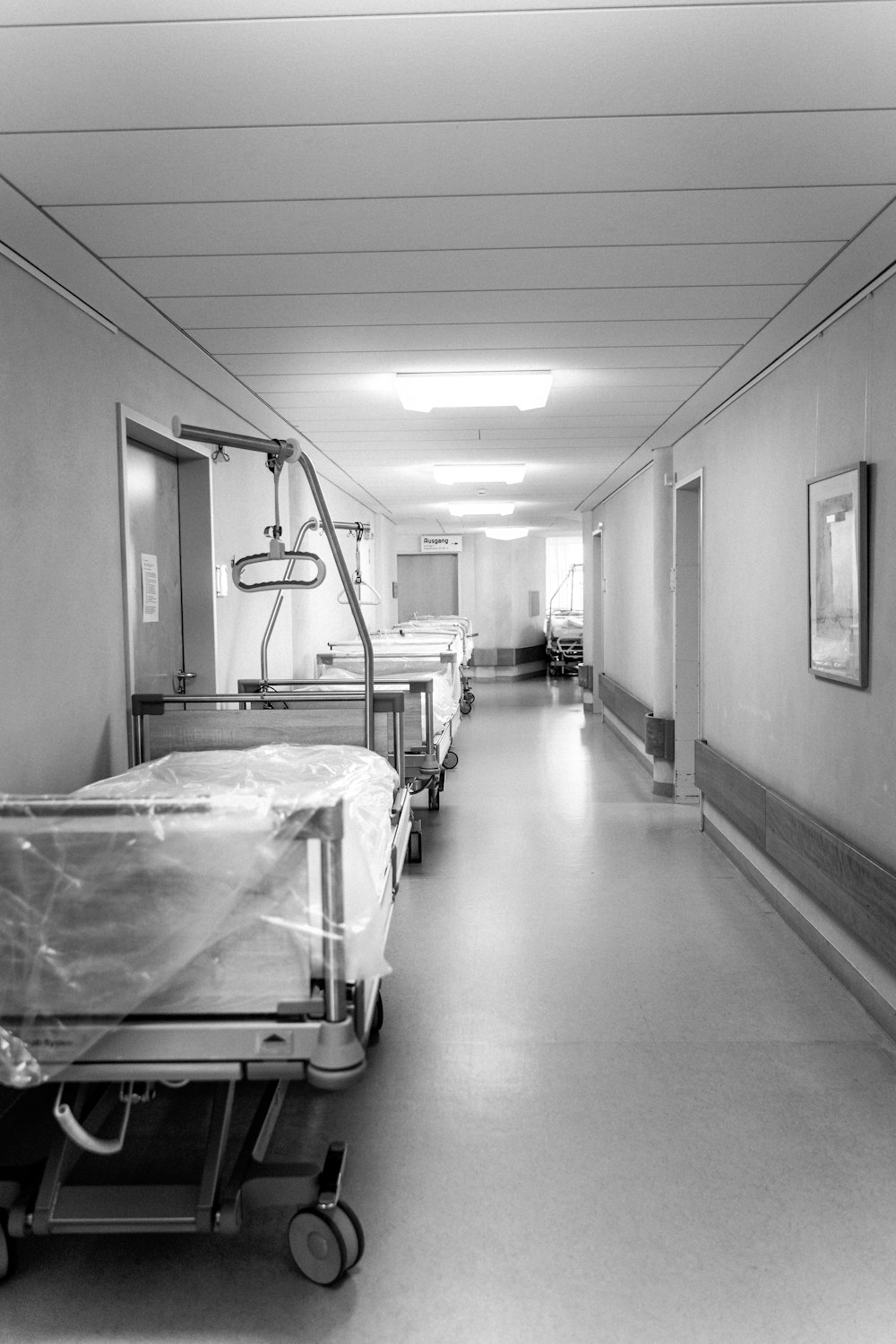 방에 흰색 병원 침대