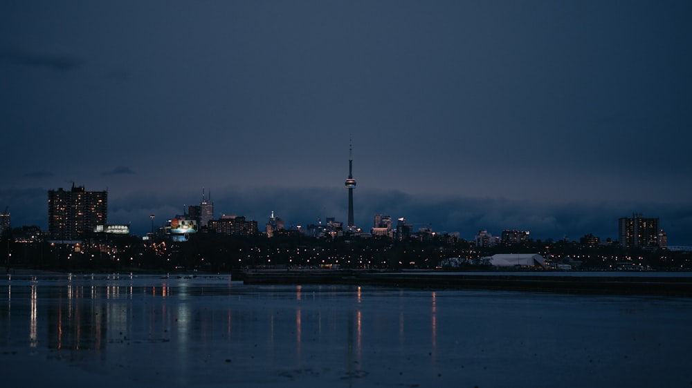 Horizonte de la ciudad durante la noche