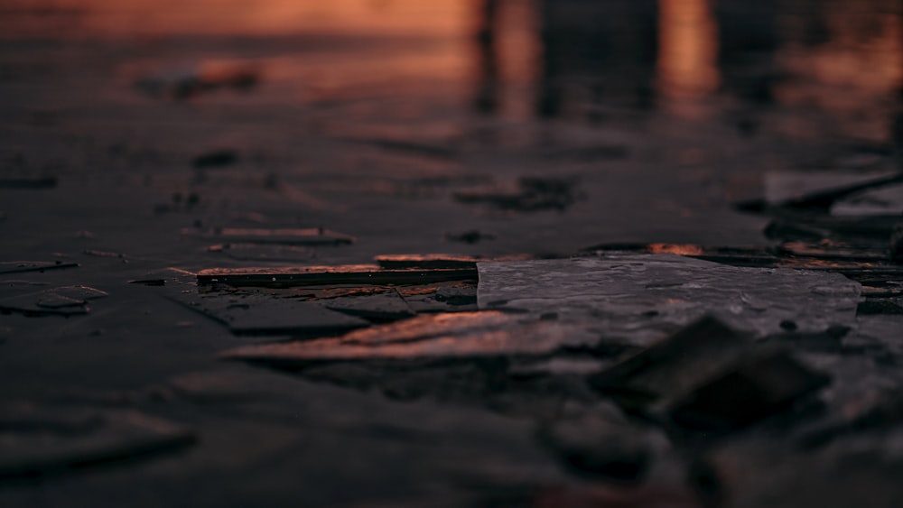 Quai en bois brun sur l’eau au coucher du soleil