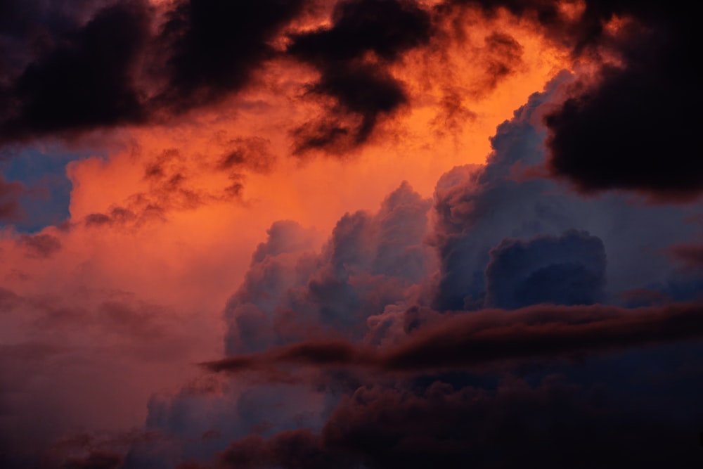 Nubes blancas y cielo azul durante el día