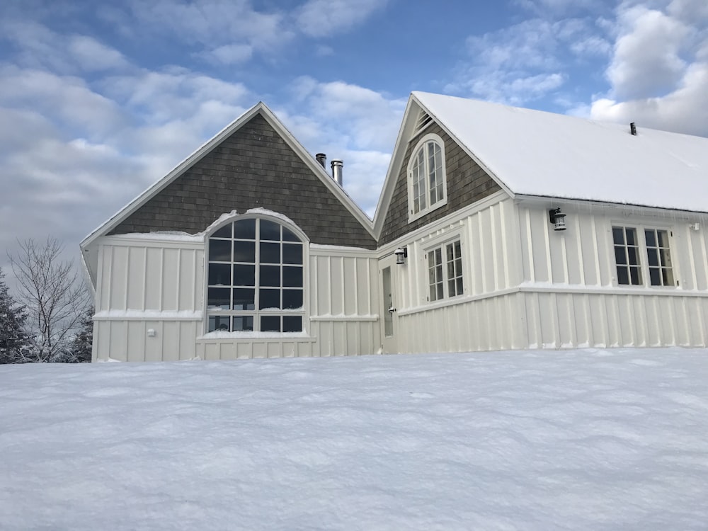 昼間の青空に浮かぶ白い木造住宅