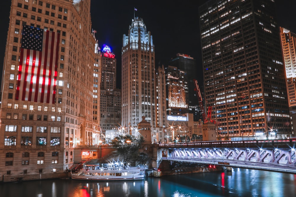 Edificios de la ciudad cerca del río durante la noche