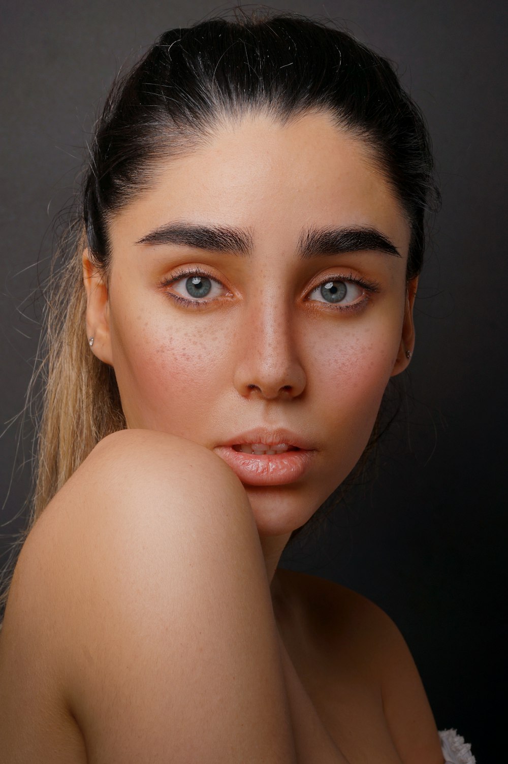 Mujer con cabello castaño y lápiz labial rosa