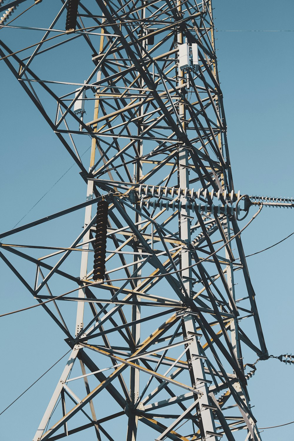 Torre elettrica nera sotto il cielo blu durante il giorno