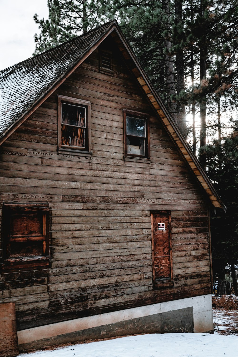 Casa de madera marrón cerca de los árboles durante el día