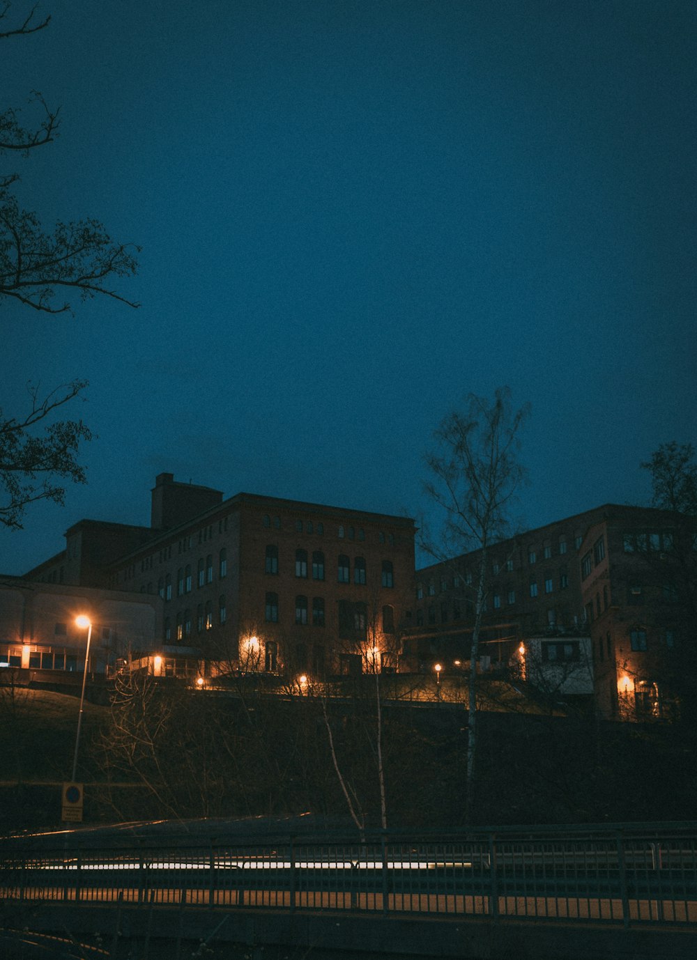 edificio in cemento marrone durante la notte