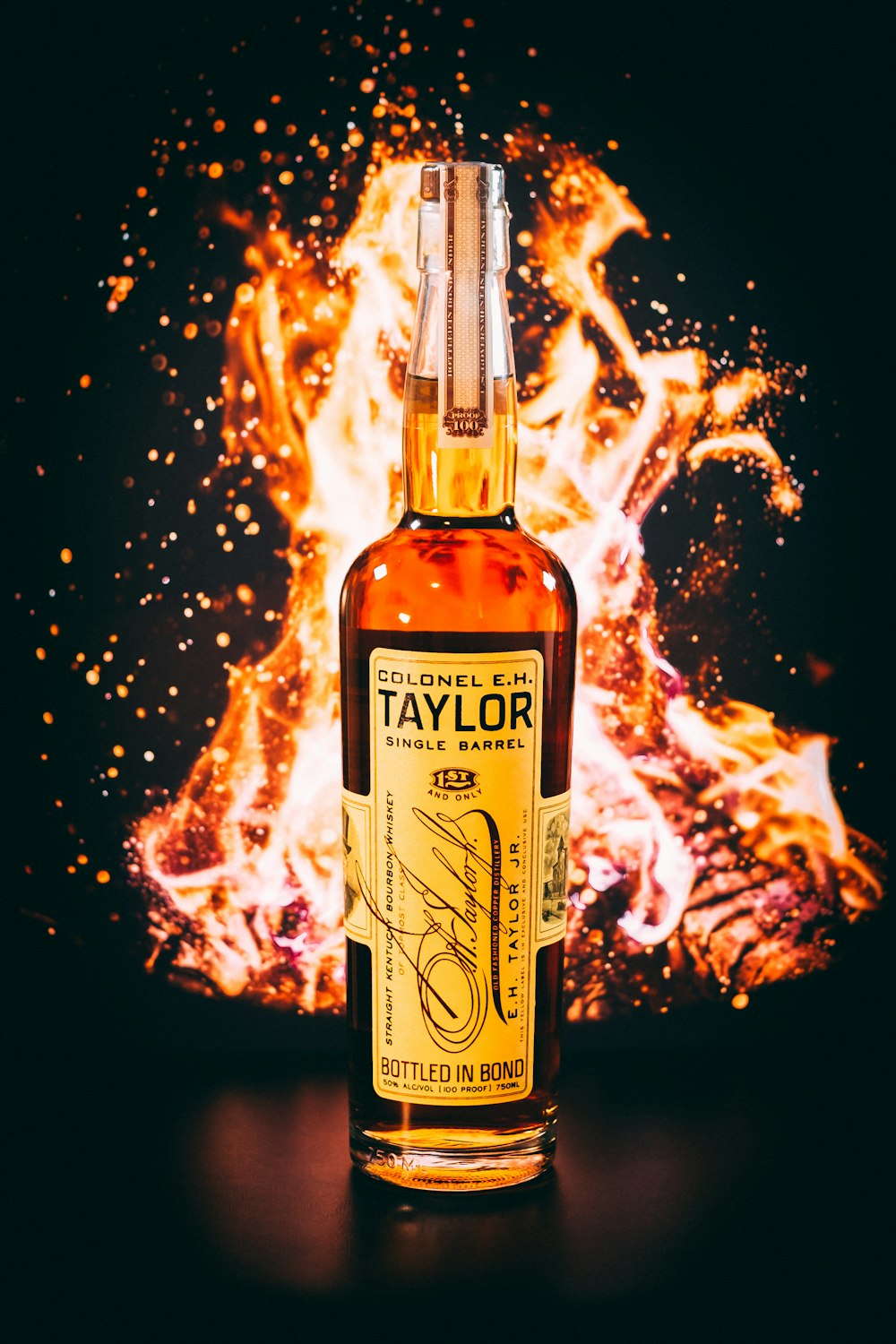 Une bouteille de Malk unique de Taylor assise devant un feu