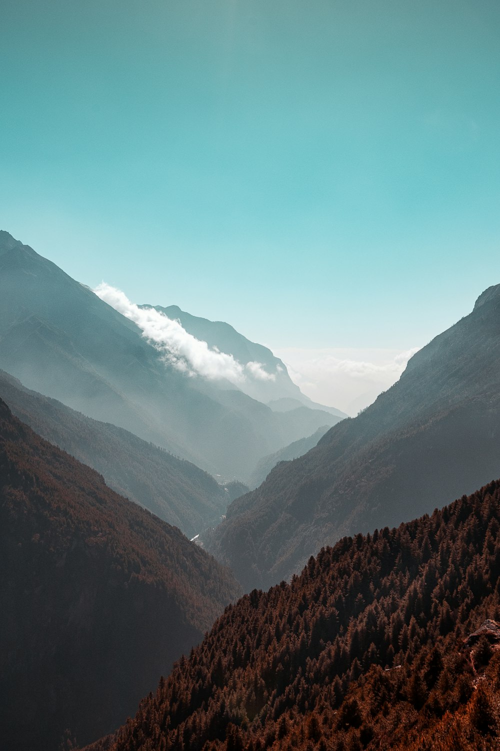 montagne verdi sotto il cielo blu durante il giorno