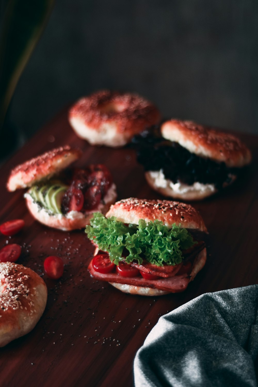 Burger mit Tomaten und Salat