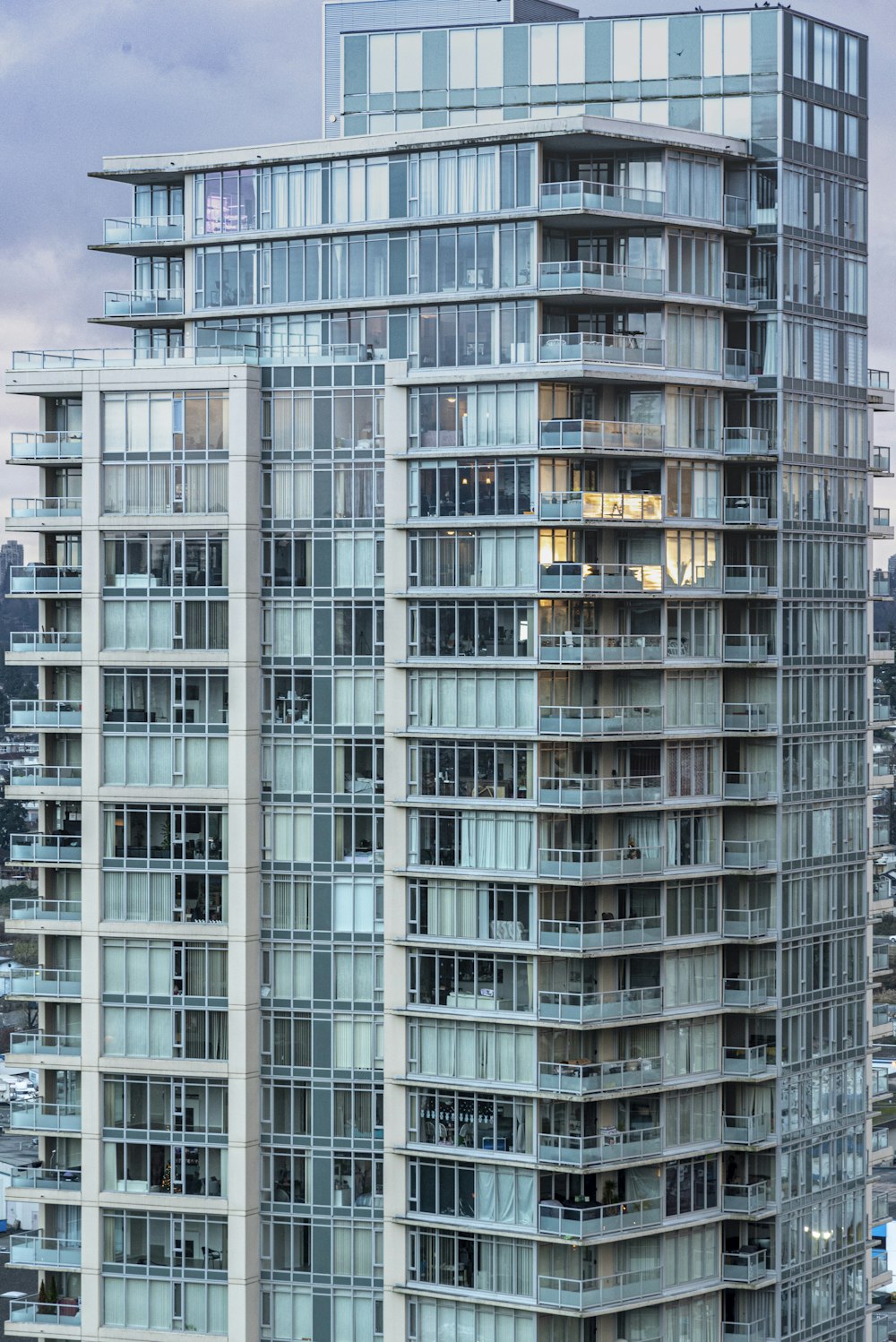 Bâtiment en béton gris sous le ciel bleu pendant la journée