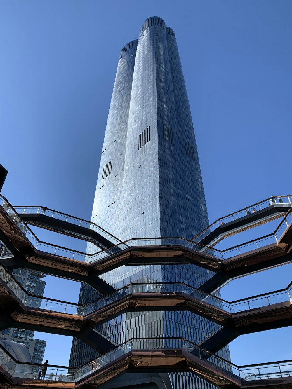 Edificio de hormigón gris durante el día