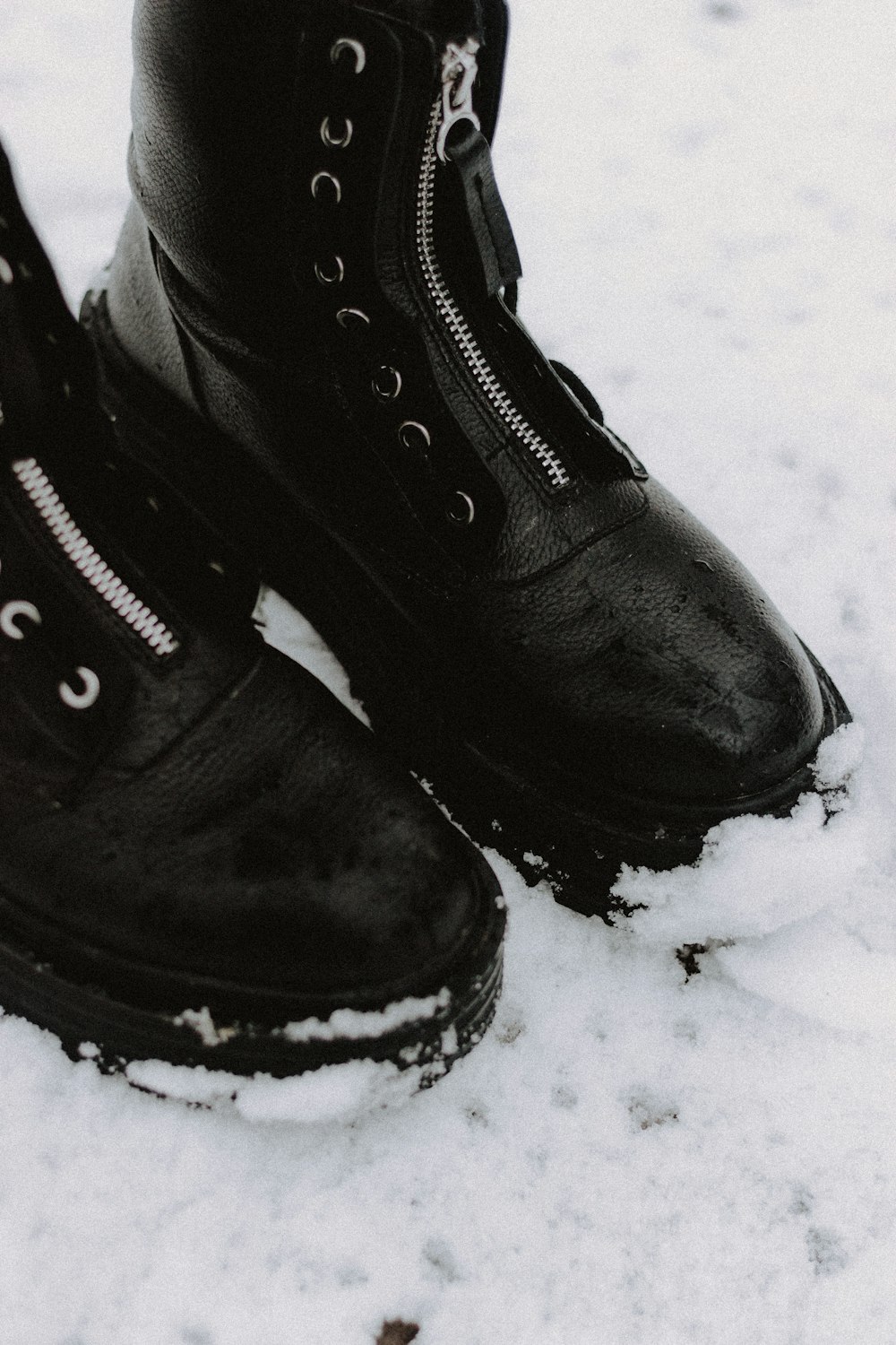 Persona con botas de cuero negras