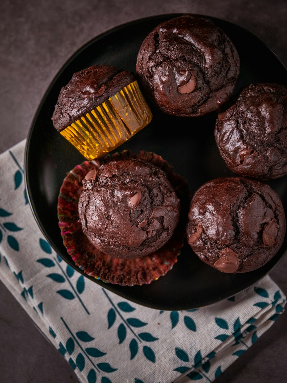 Cupcakes au chocolat sur assiette en céramique bleue et blanche