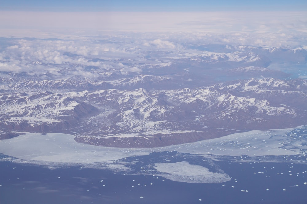 Vista aérea de montañas cubiertas de nieve durante el día
