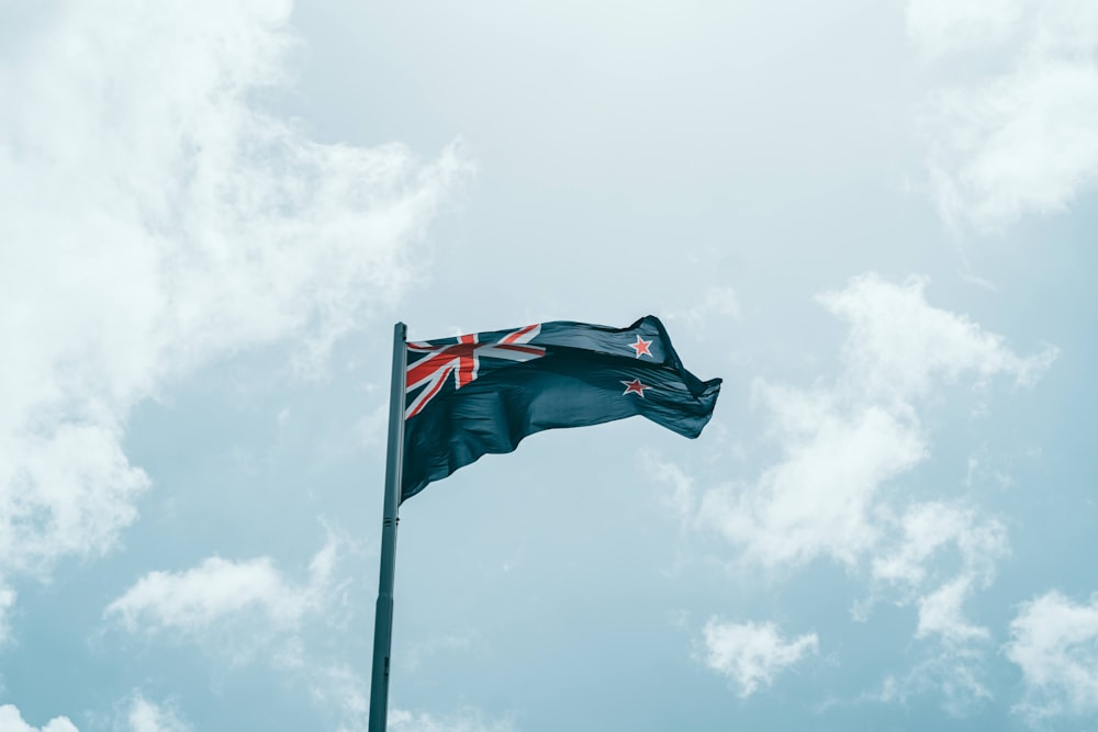 US-Flagge auf Mast unter bewölktem Himmel