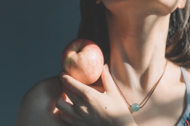 Junge Frau mit Apfel