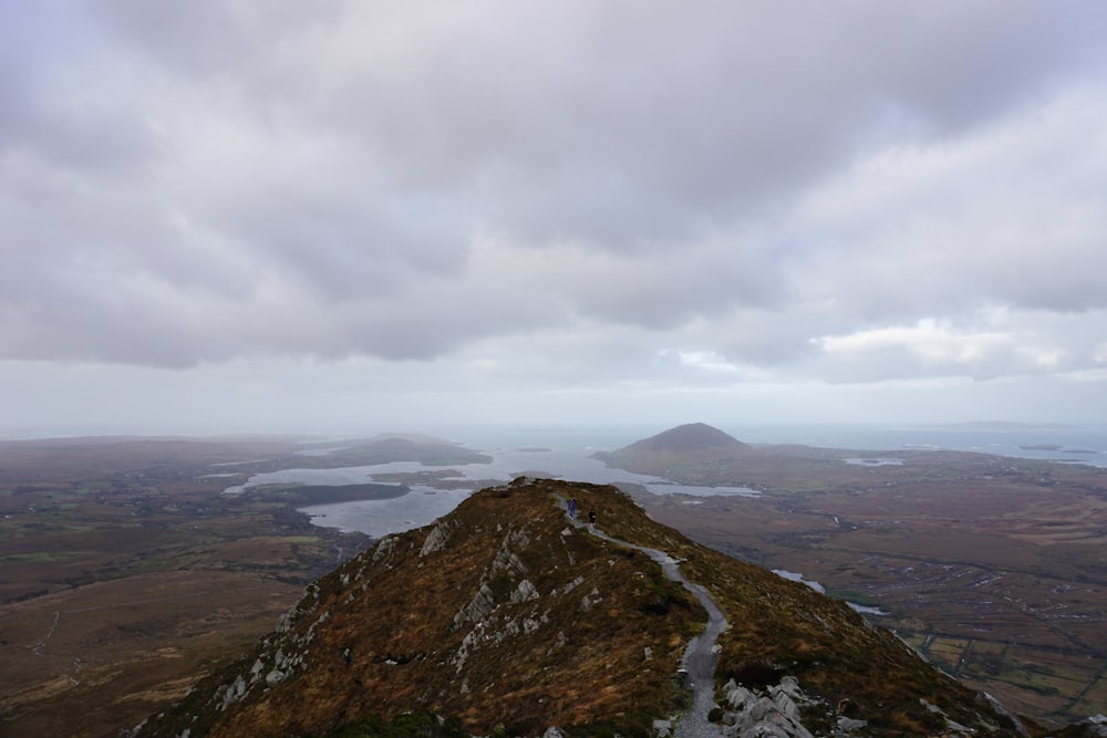 Montagnes brunes et vertes sous des nuages blancs pendant la journée