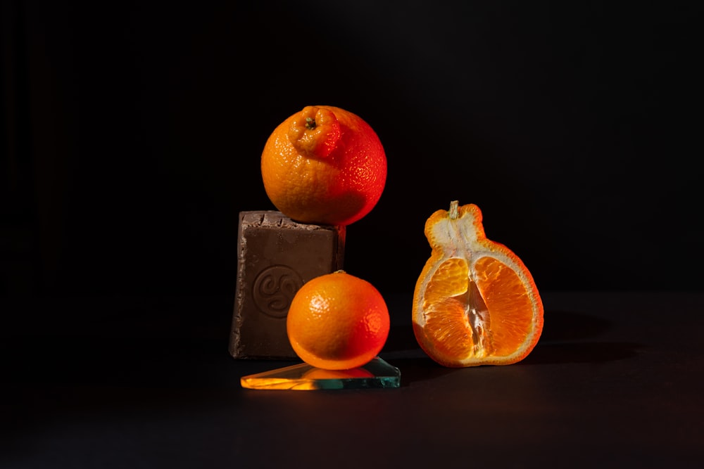 orange Früchte auf schwarzer Oberfläche