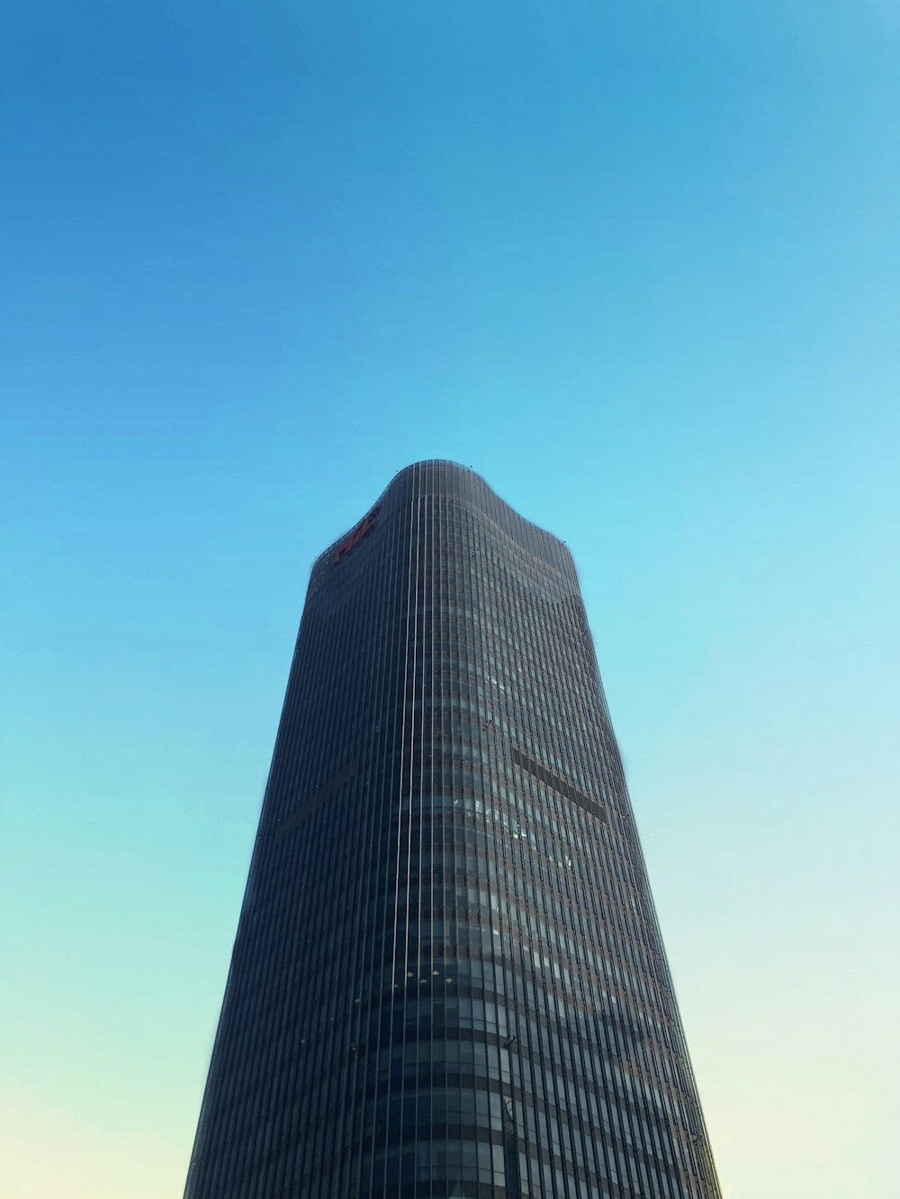 edifício preto e branco sob o céu azul durante o dia