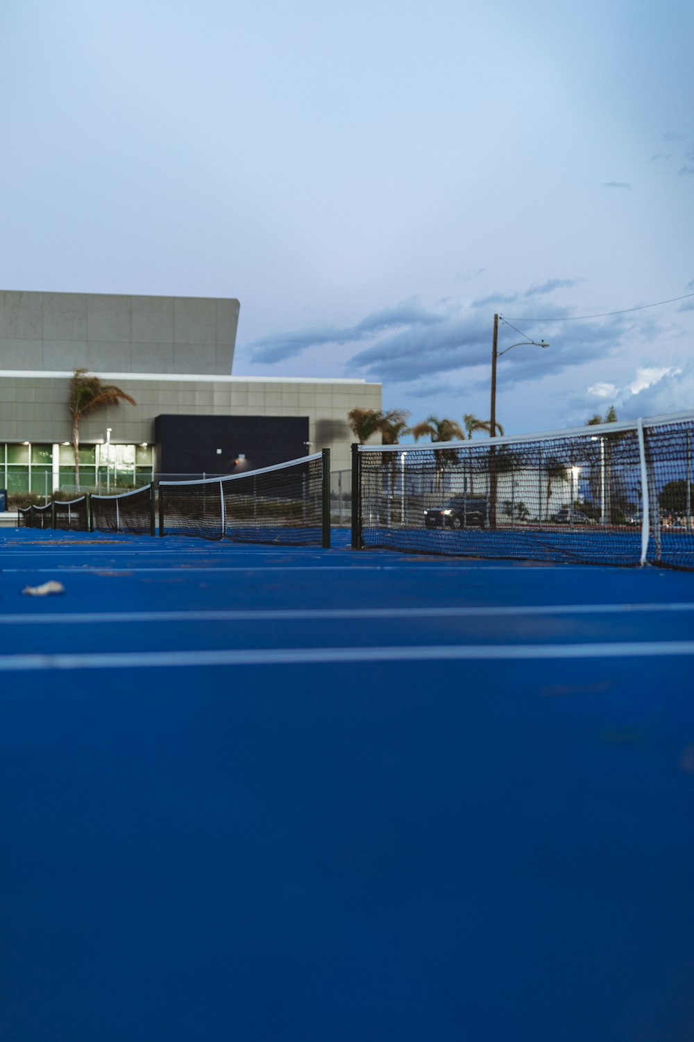 Cancha de baloncesto blanca y azul