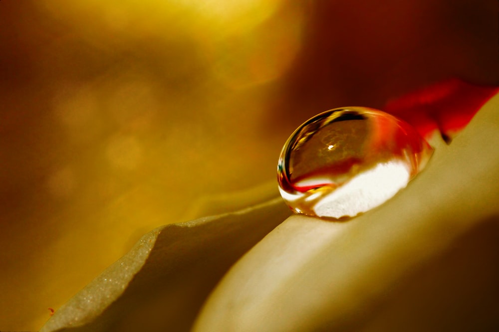 Gota de agua sobre textil amarillo