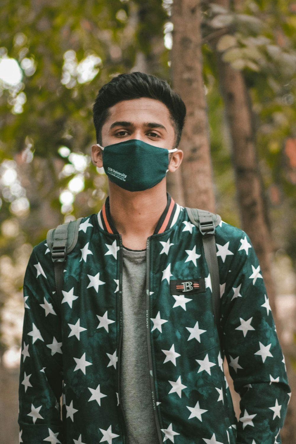 homem em verde e branco floral botão até camisa vestindo óculos de sol verdes