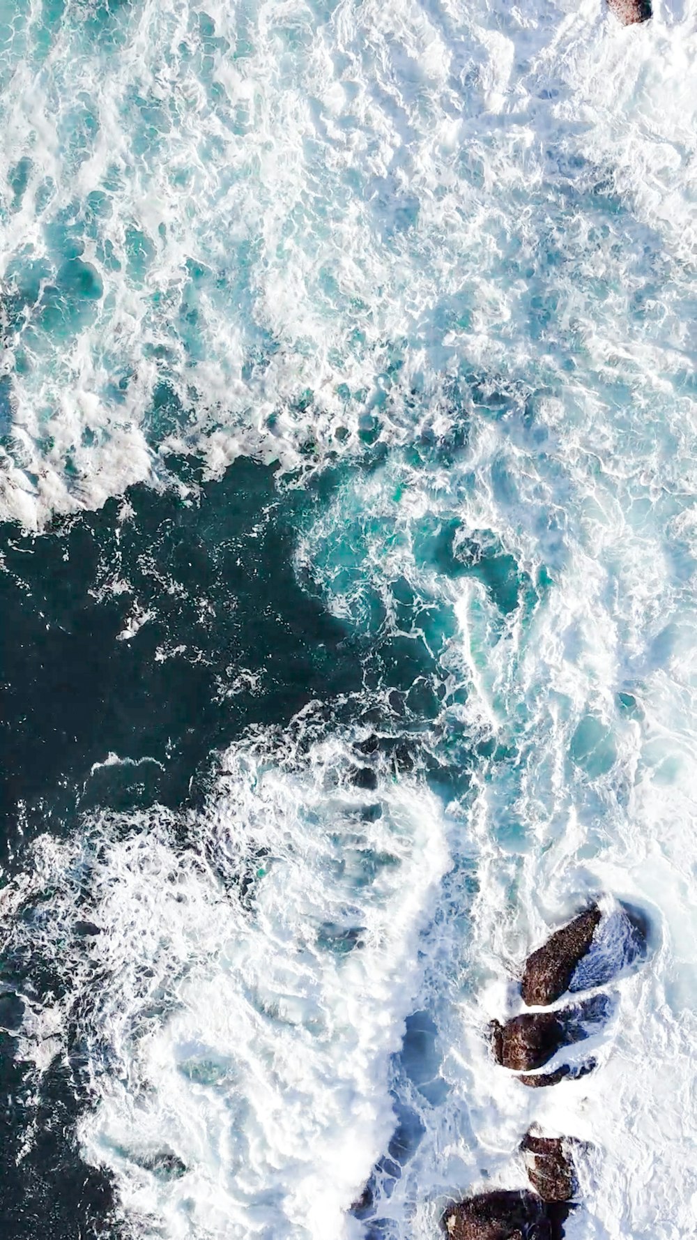 Olas de agua azul durante el día