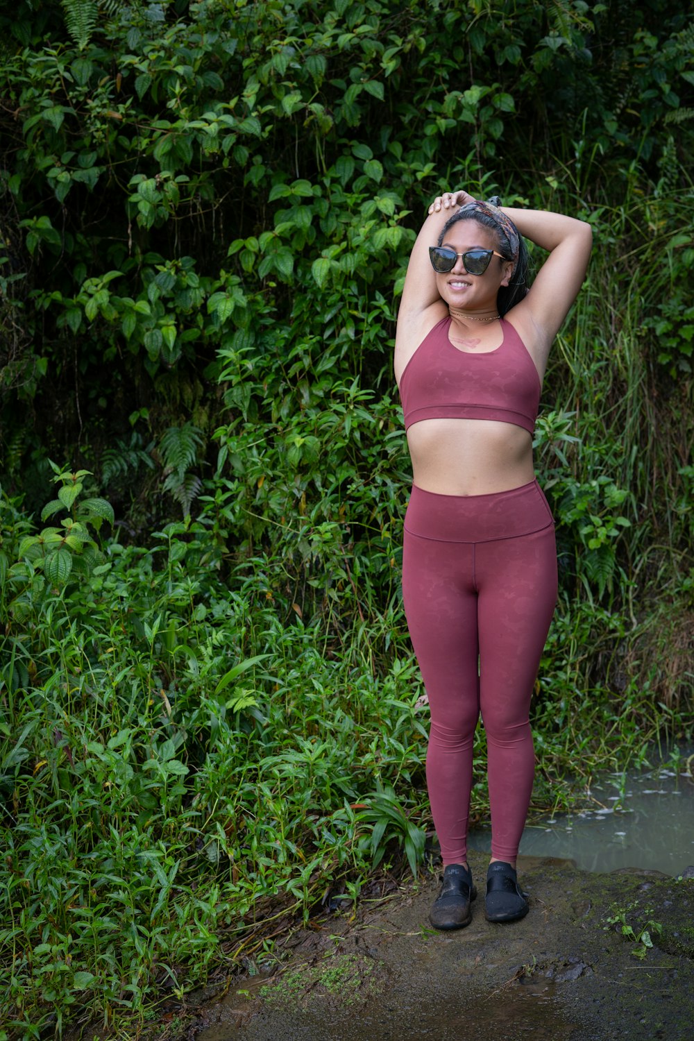 Mujer en bikini rosa de pie sobre el agua