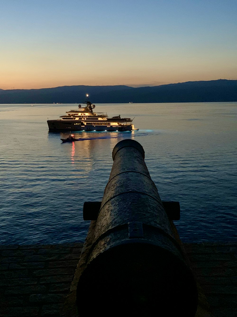 Schwarz-braunes Schiff auf See bei Sonnenuntergang