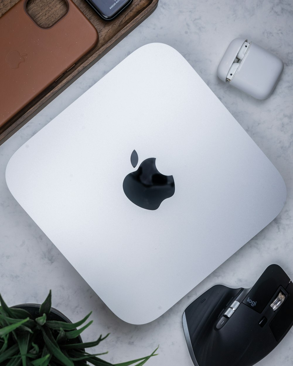 白いテーブルの上のアップルマジックマウス