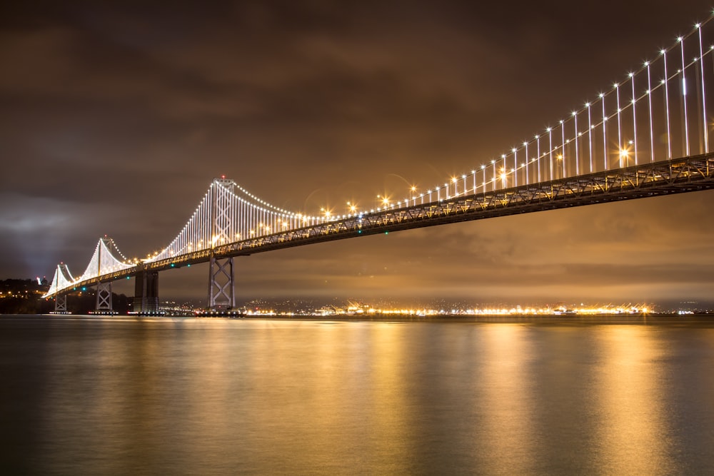 pont au-dessus de l’eau pendant la nuit