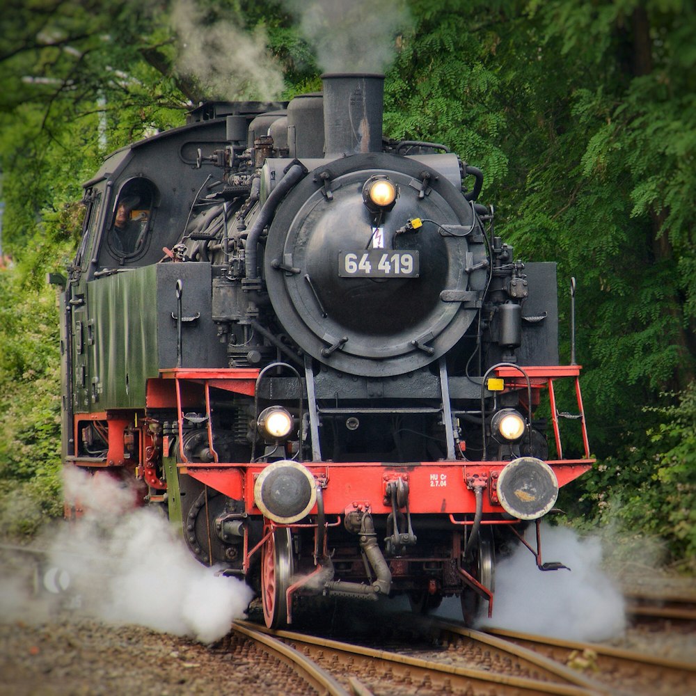 Tren negro y rojo en las vías del tren