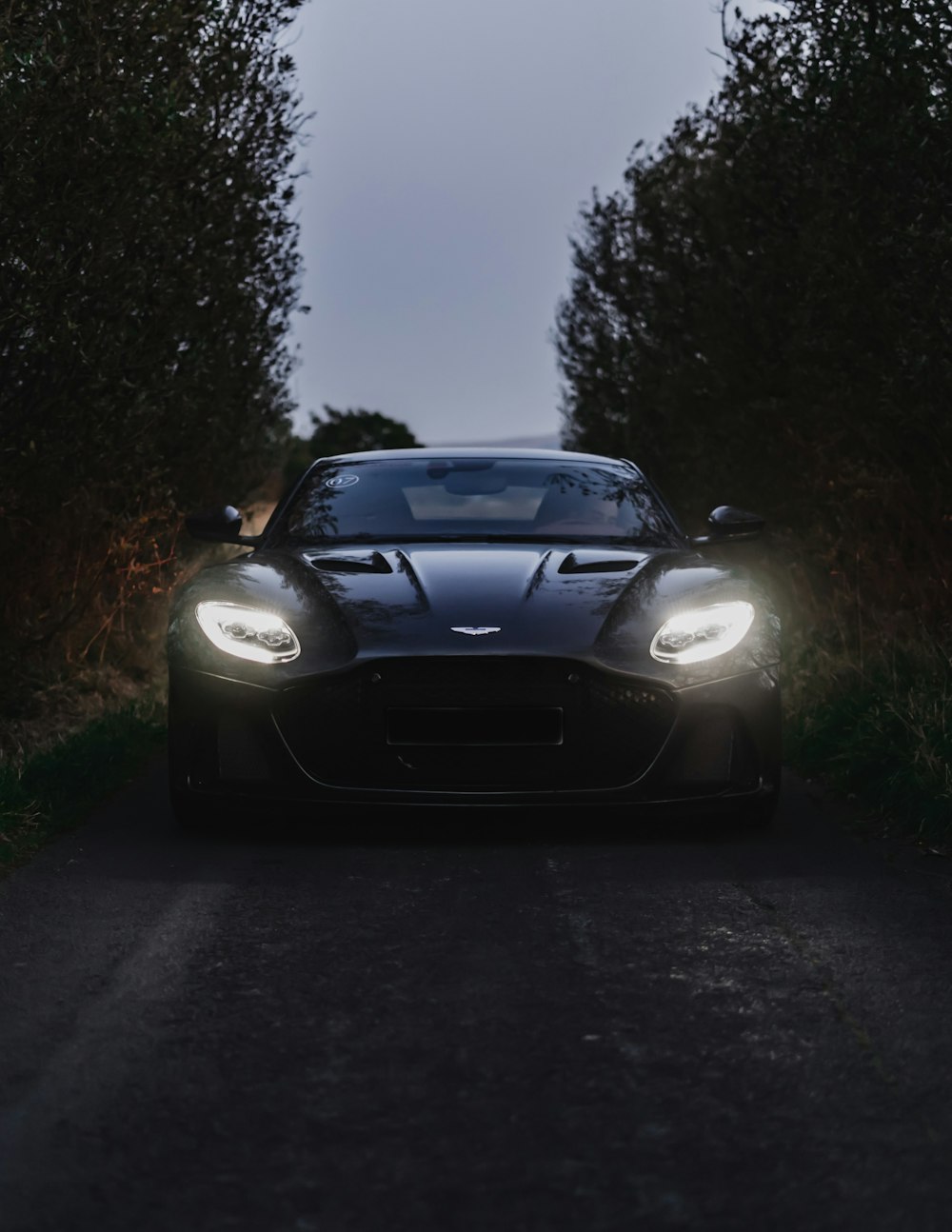 BMW M 3 noire sur route pendant la nuit