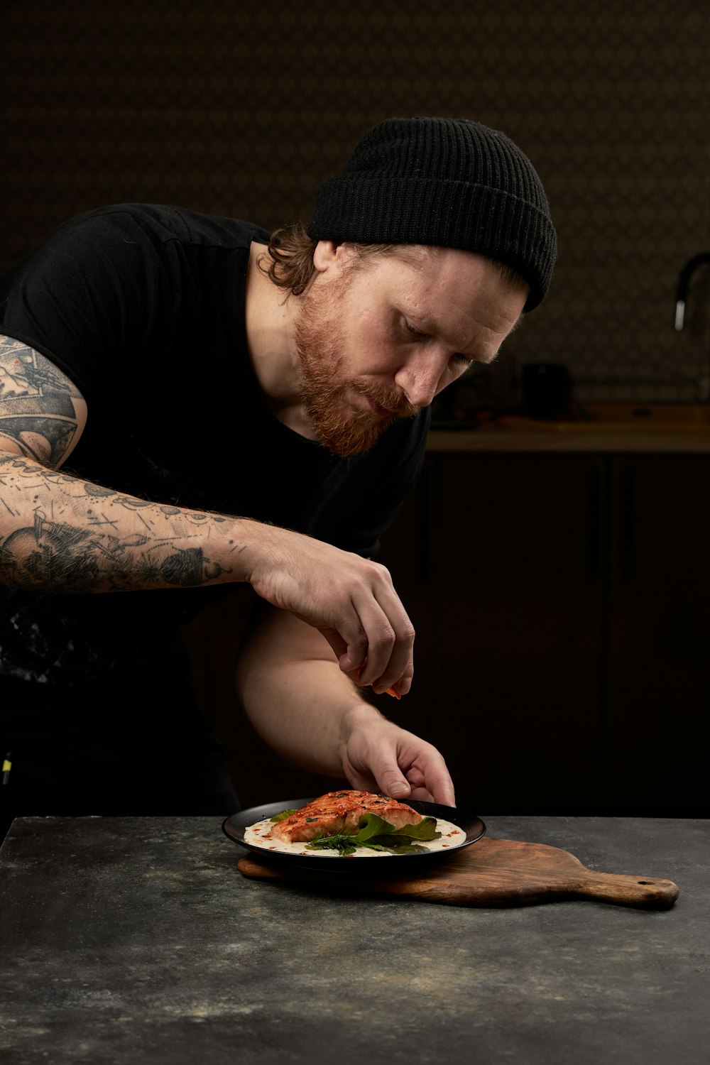 uomo in t-shirt girocollo nera che mangia