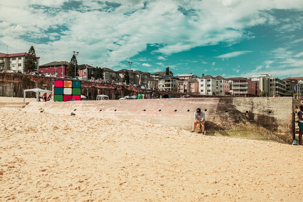 Gente caminando por la playa durante el día