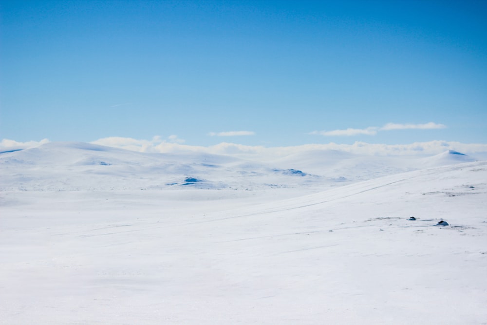 montanha coberta de neve sob o céu azul durante o dia