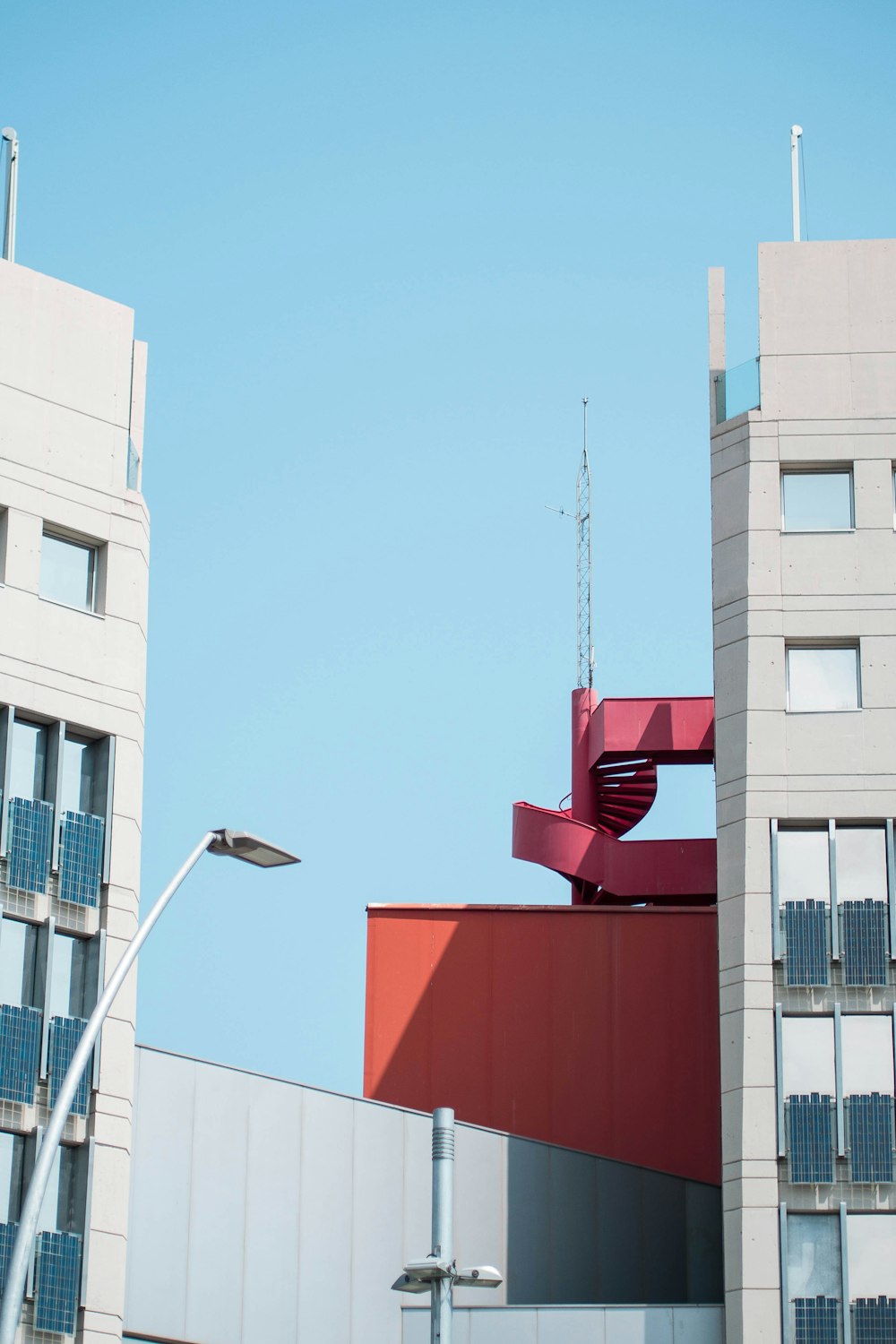 edifício de concreto vermelho e branco durante o dia