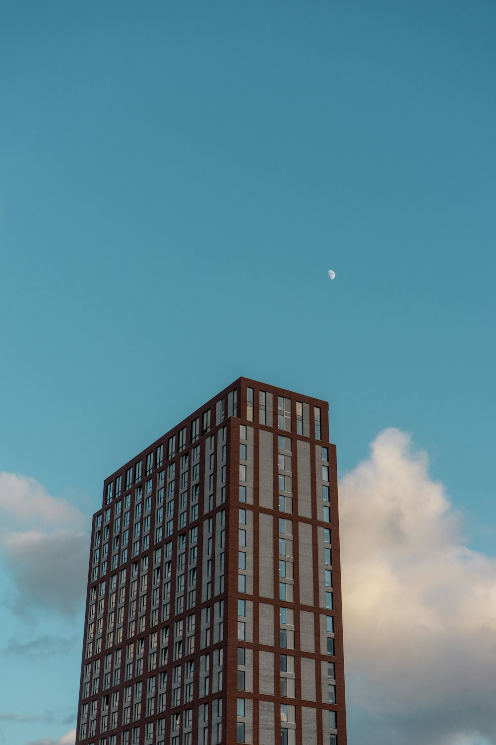 Schwarzes Hochhaus unter blauem Himmel tagsüber