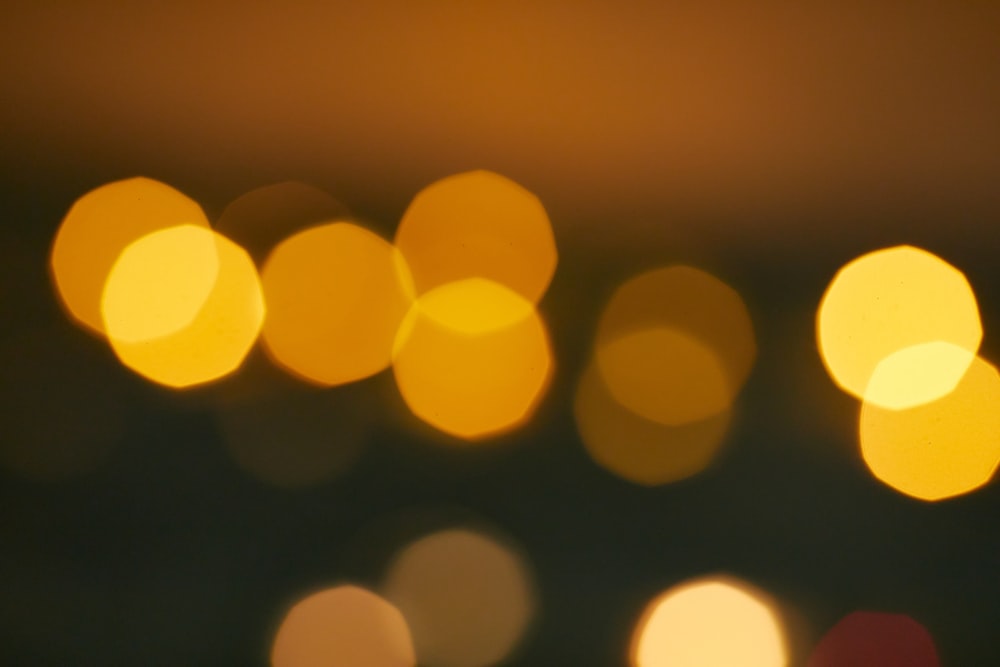 Gelbe und weiße Bokeh-Lichter