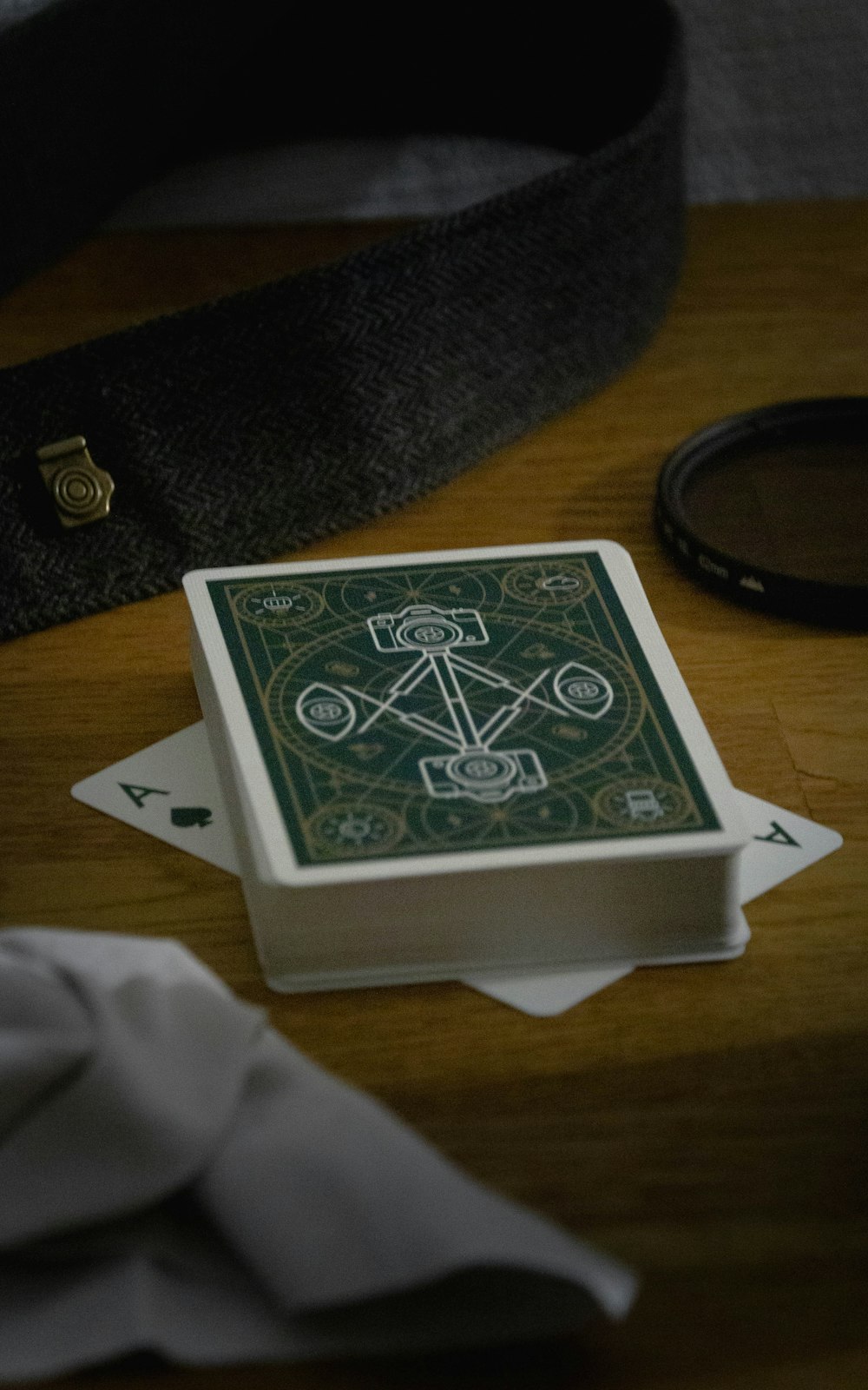 Carta da gioco verde e bianca su scatola bianca