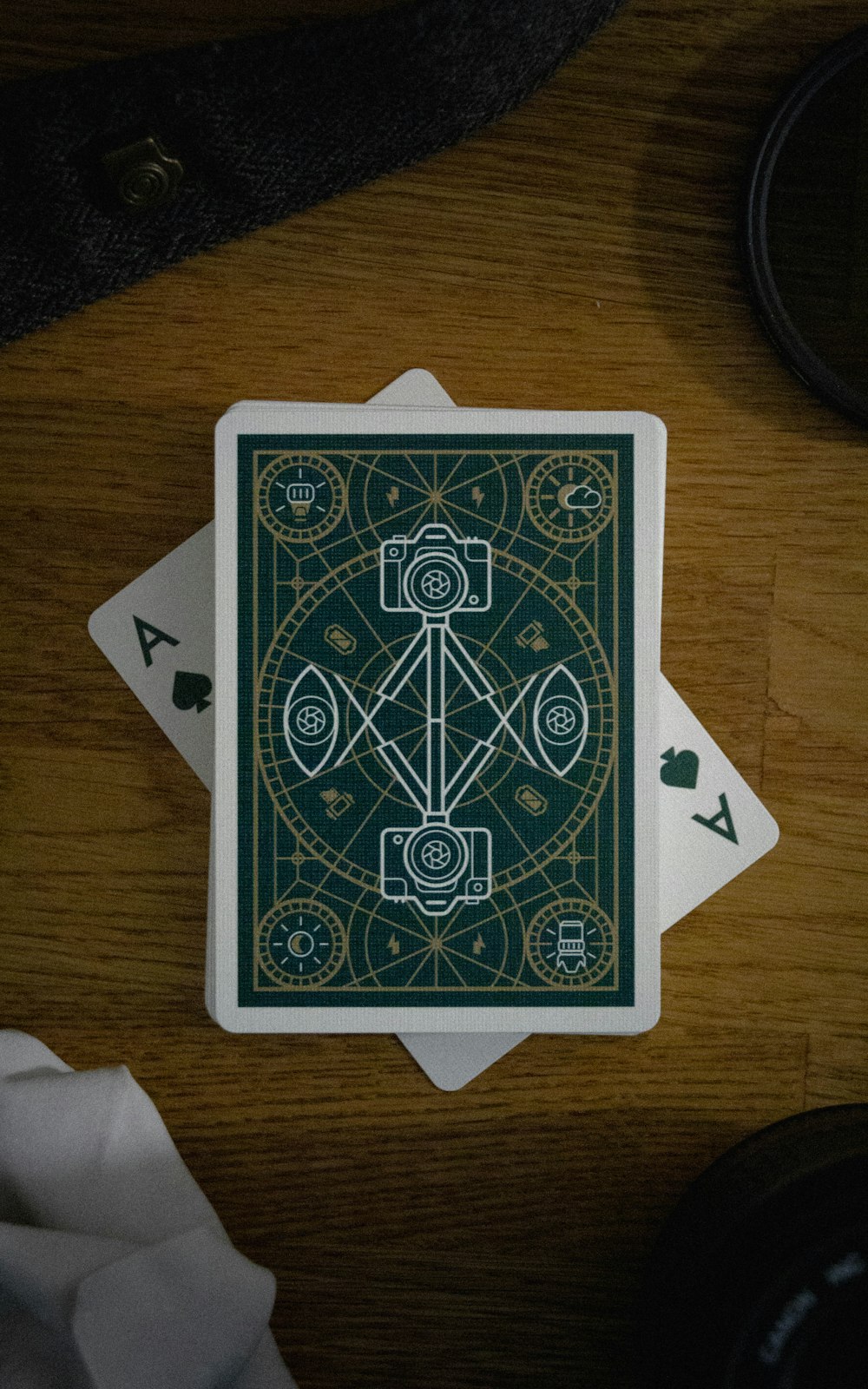 갈색 나무 테이블에 녹색과 흰색 카드 놀이
