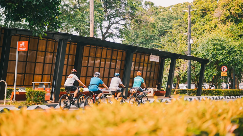 Personas en bicicleta en la carretera durante el día