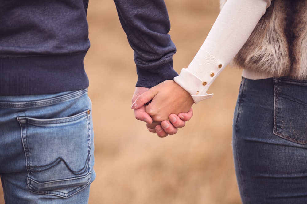 Mann und Frau Händchen haltend