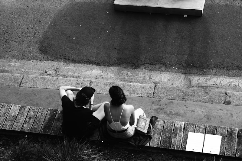 Amigas sentadas en banco