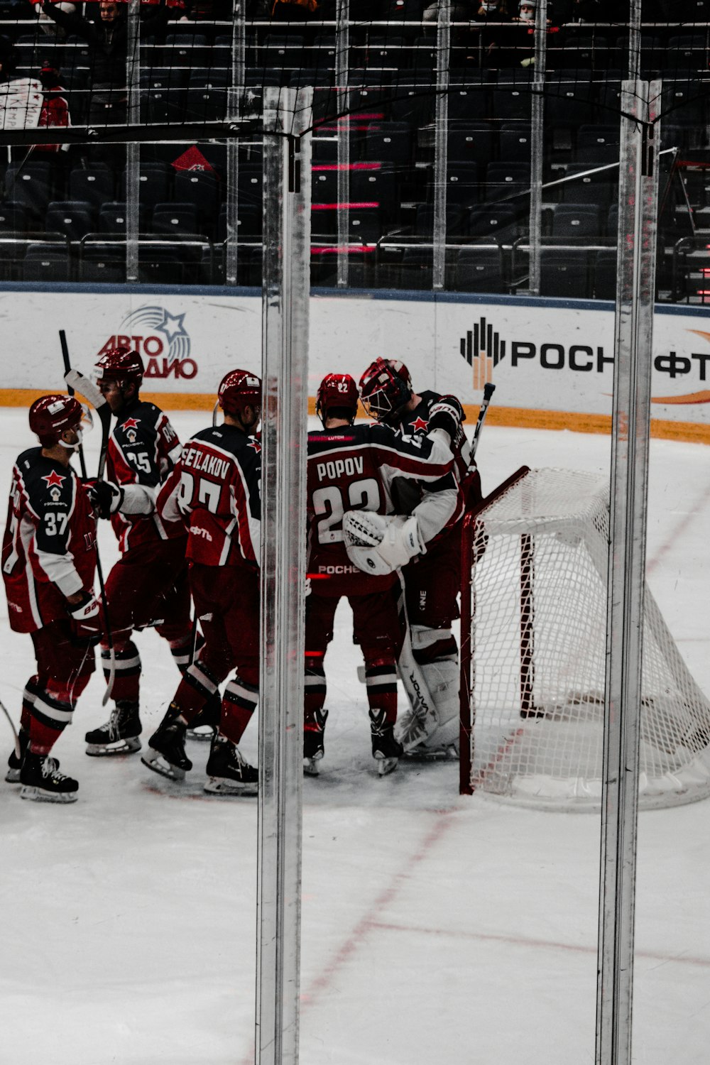 Giocatori di hockey su ghiaccio sul campo da hockey su ghiaccio