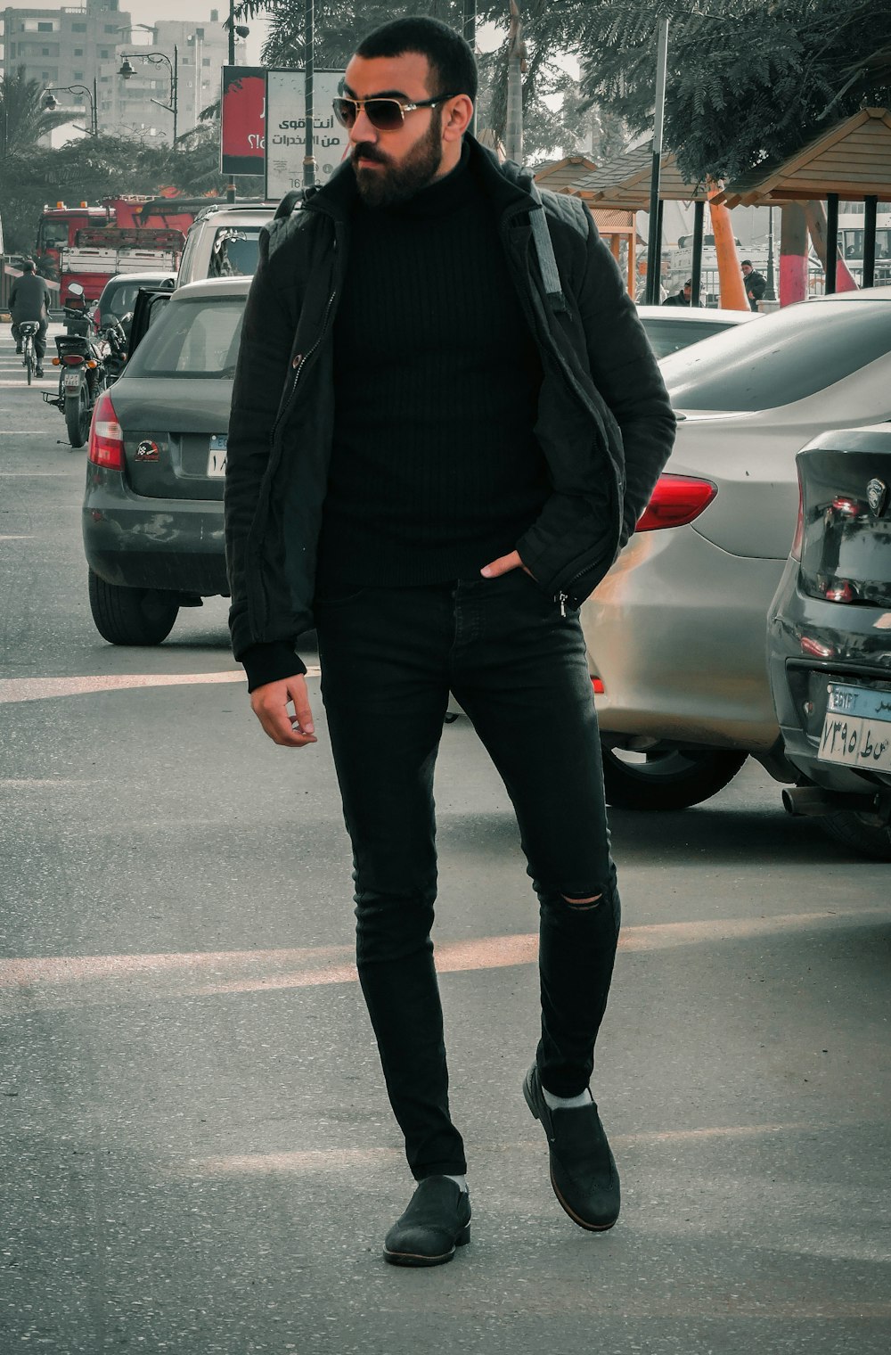 grupo picnic Generalizar Foto hombre con chaqueta negra y pantalón negro parado en la carretera  durante el día – Imagen Vestir gratis en Unsplash