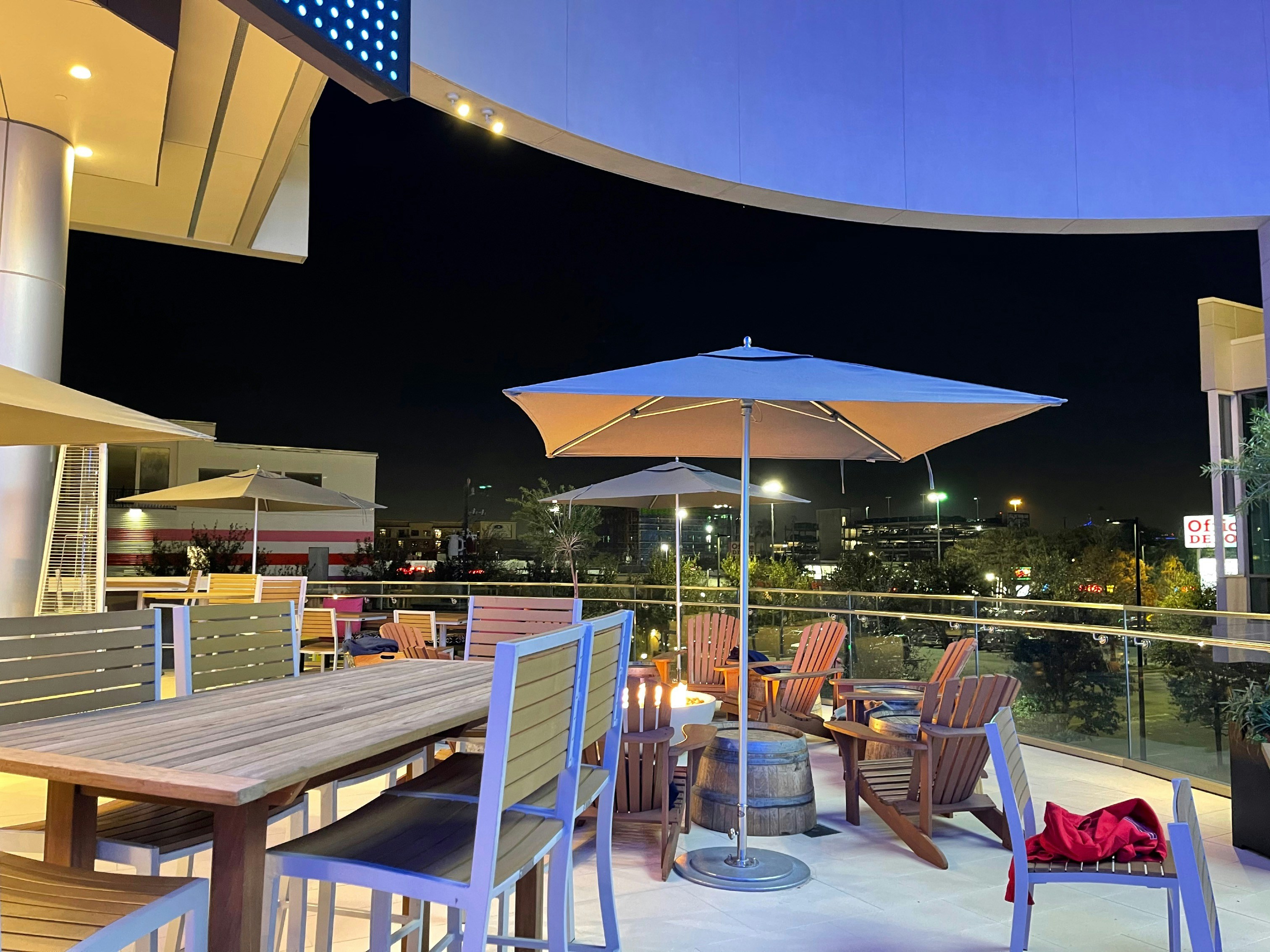 Elegant Roofdeck Table