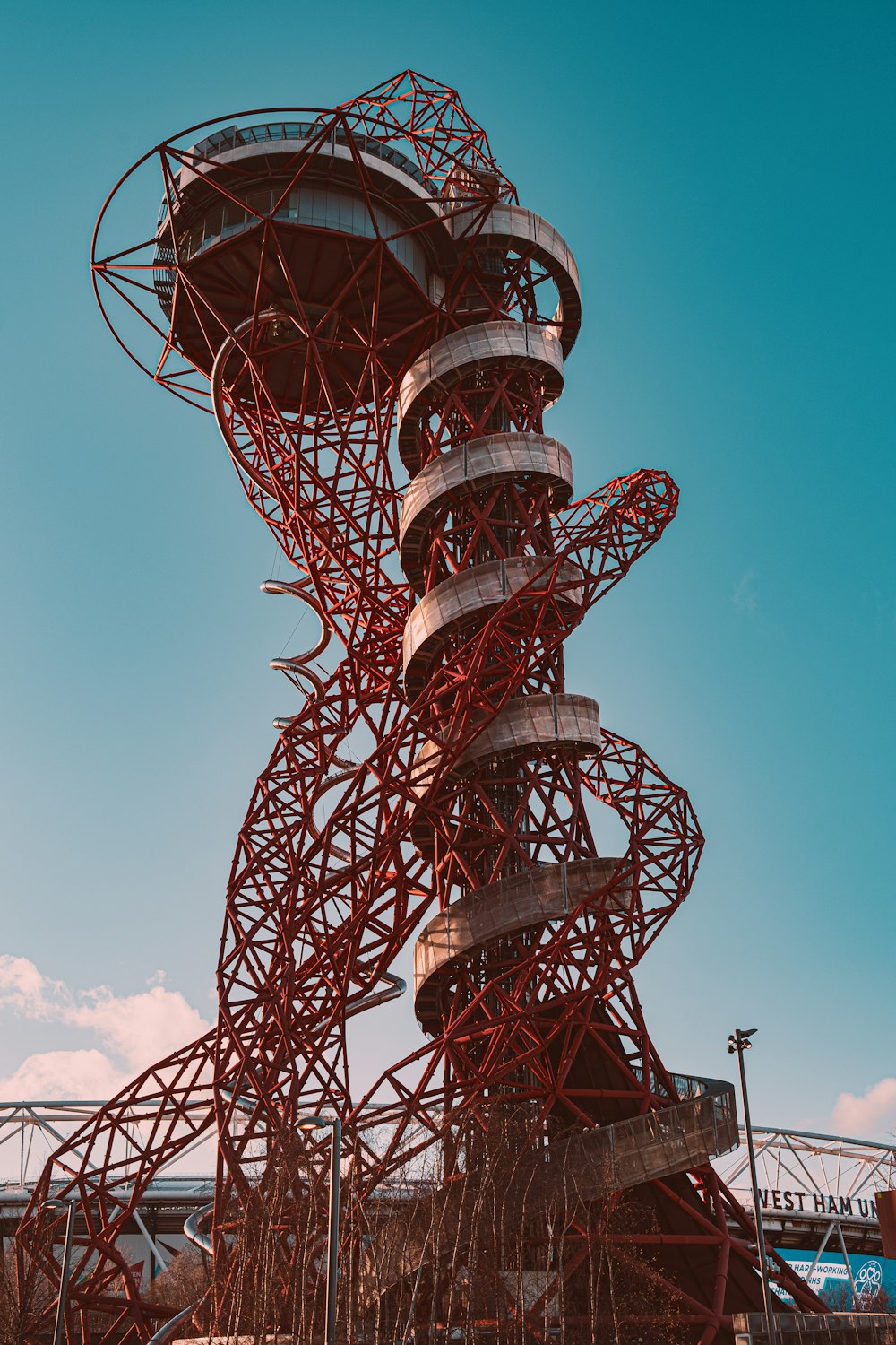 torre in metallo nero e rosso