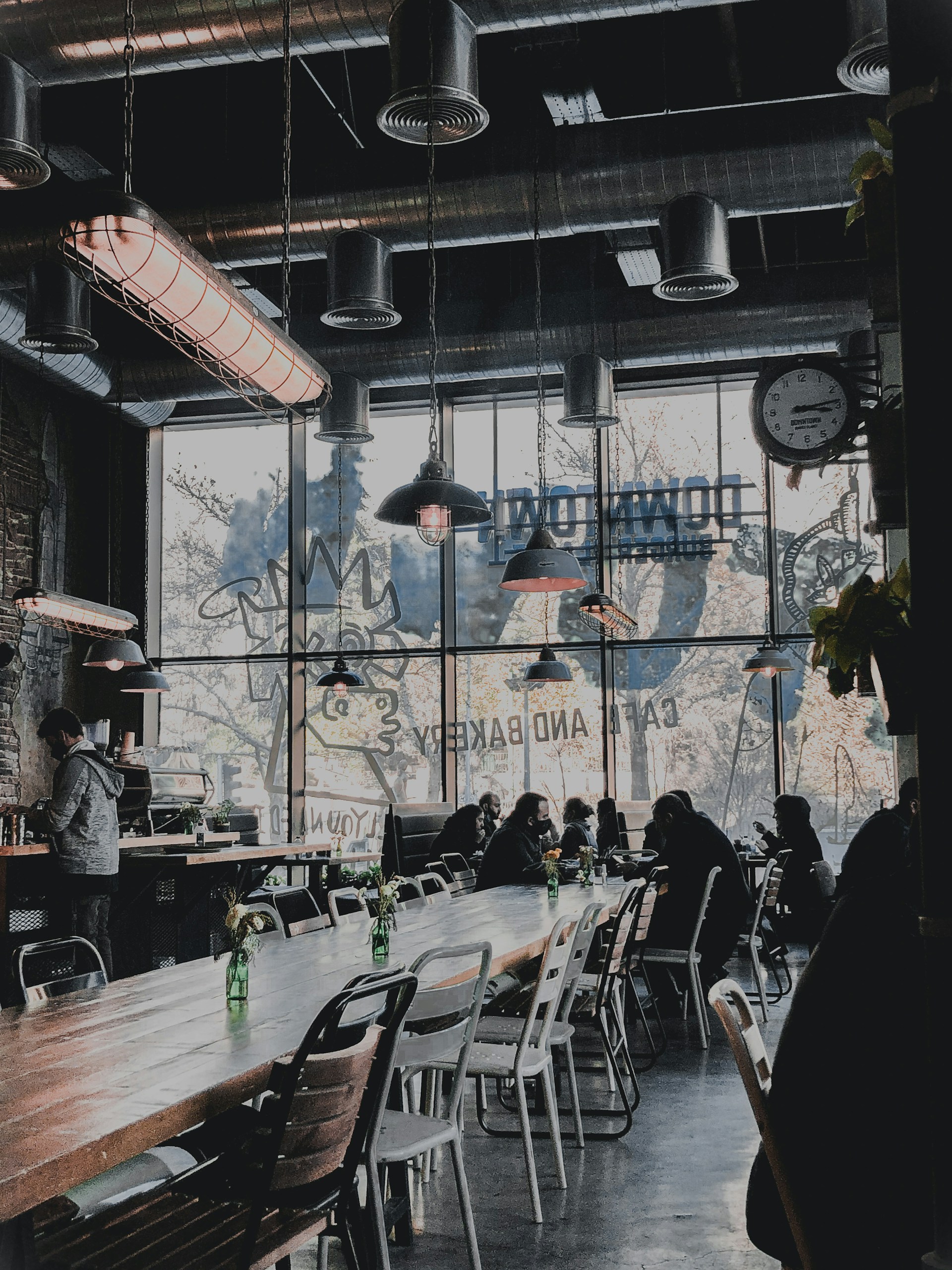 gray computer monitor