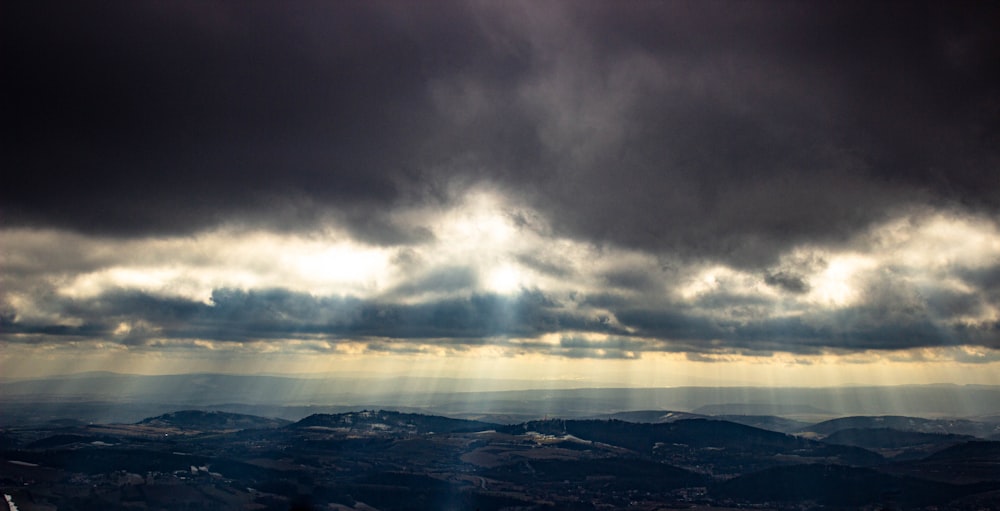 Vue aérienne de la ville sous un ciel nuageux pendant la journée